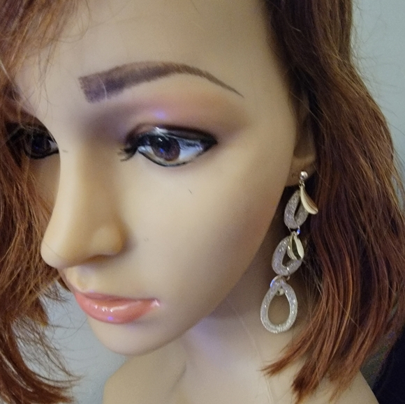 Jewelry - NWT Goldplated dropped earings